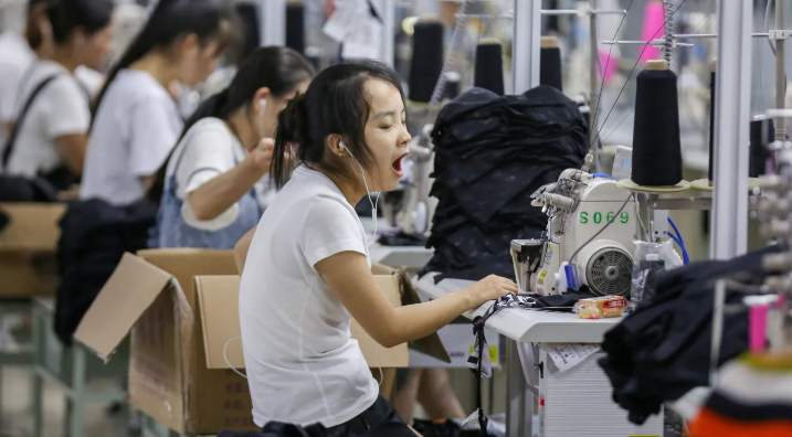 Переработки на фабрике, где платят за объем, более оправданы, чем офисные