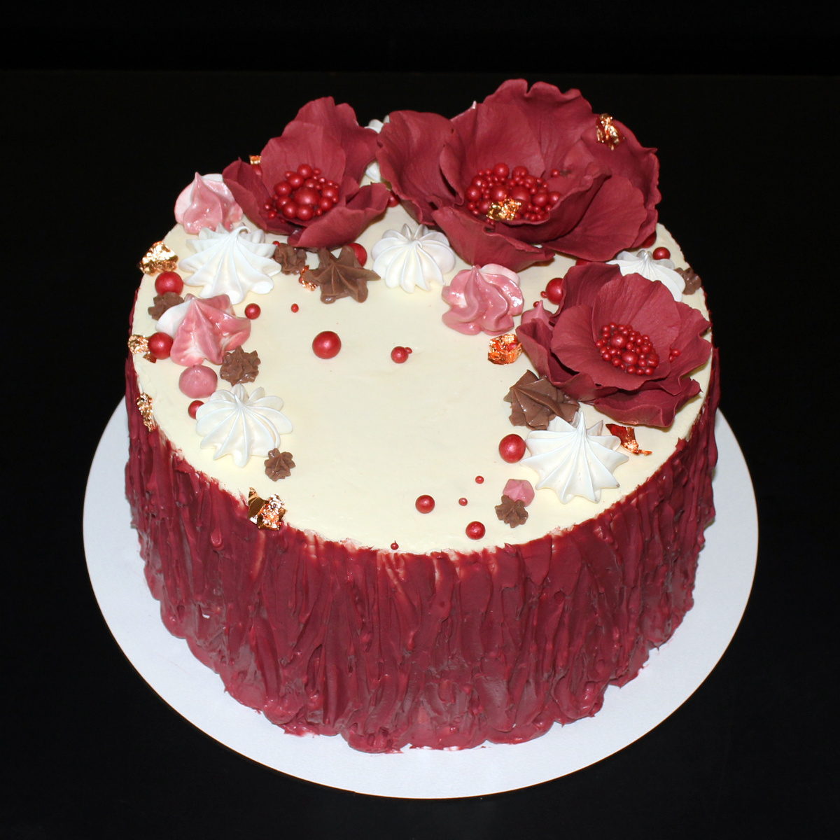 Внутри мой обычный шоколадный торт.