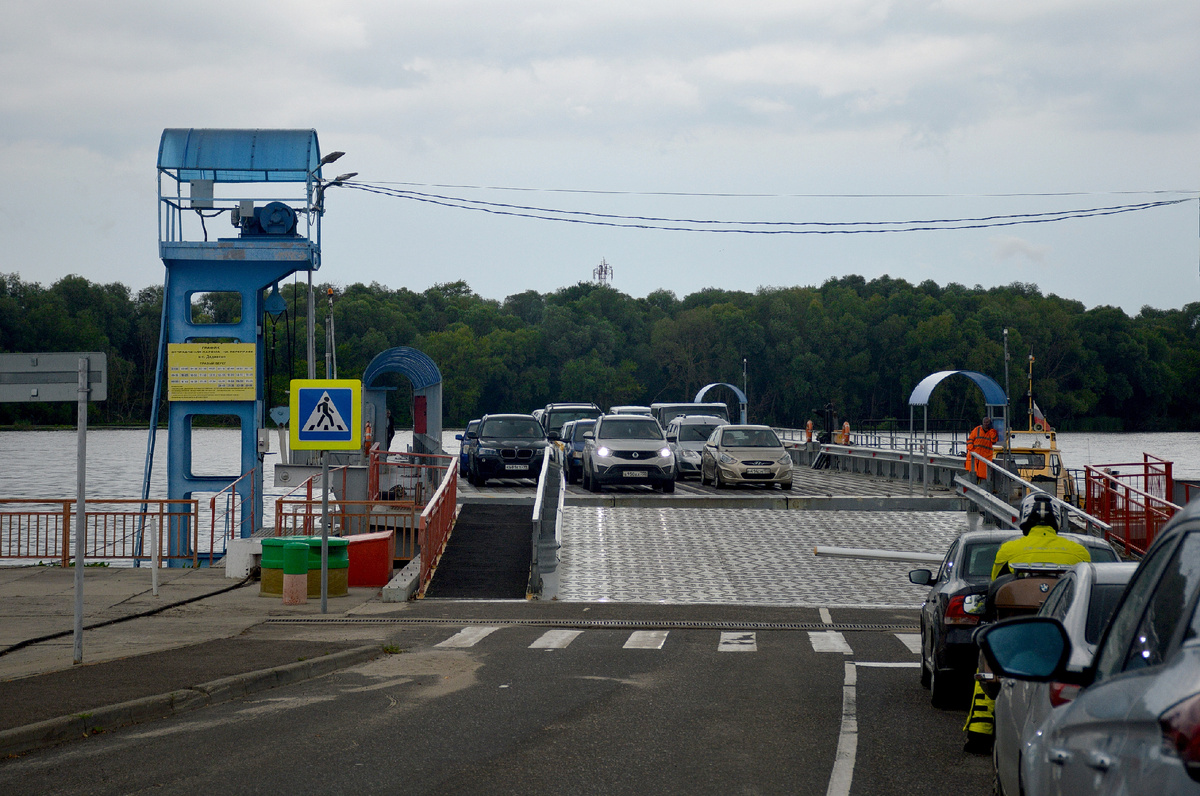 Швартуется паром- прибыл с левого берега. А мы готовимся к погрузке