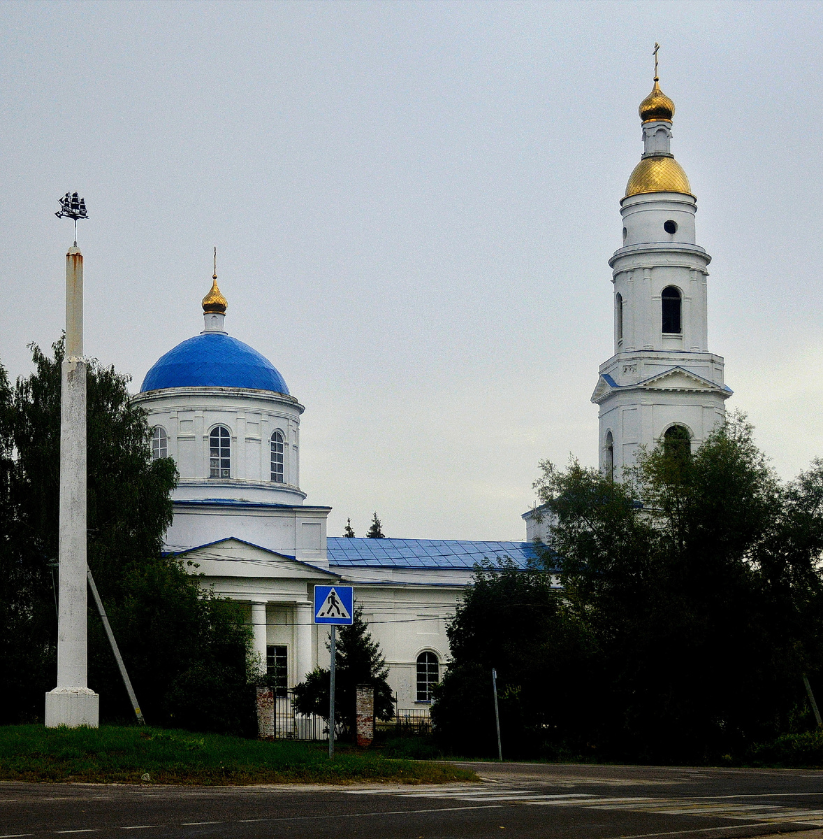 Казанский храм в Дединове. А на столбе - кораблик! И это не случайно. Все фотографии в статье мои