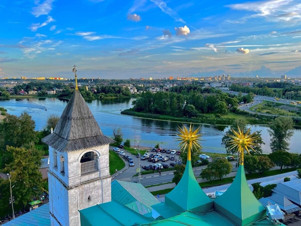 Спасо-Преображенский монастырь в Ярославле был основан в XII веке, хотя точная дата неизвестна, а его основной собор был перестроен в 1506–1516 годах на месте более древнего храма XII века. Монастырь был основан как оборонительный и духовный центр, а позже в его библиотеке был найден знаменитый древнерусский памятник «Слово о полку Игореве»