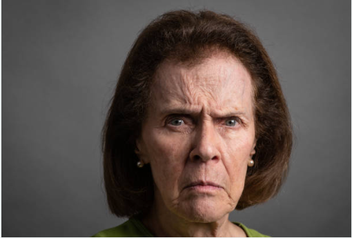 – Ну привет, невестушка. Я ведь предупреждала тебя! Не дала сЫночке мне дом купить, так теперь будем жить все вместе, – заявила свекровь