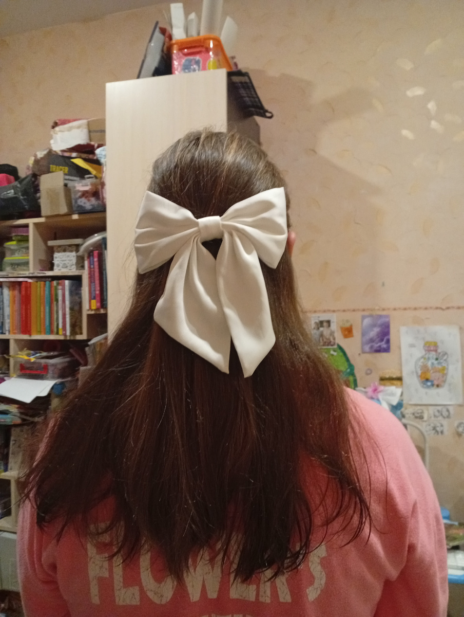 Час выбирала между белым бантом и этим. Это не белый! А беловатый...