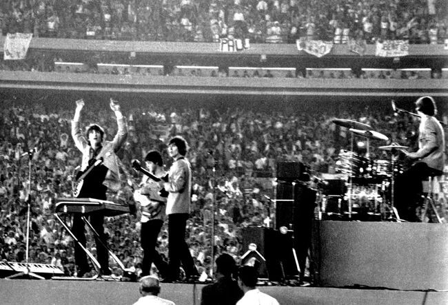 «Битлз» выступают на «Shea Stadium» 15 августа 1965 года. Фото из открытых источников
