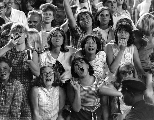 Толпы поклонников 15 августа 1965 года. Фото из открытых источников
