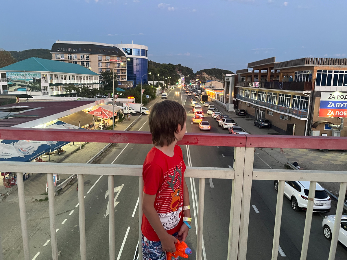 вид с перехода от гостевого дома к морю