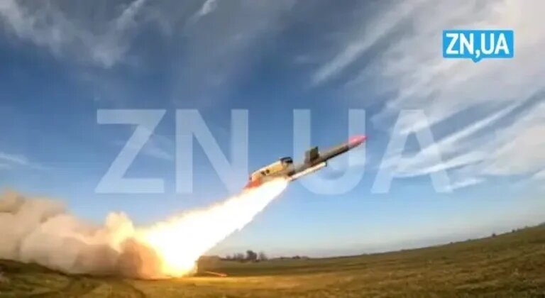 Старт ракеты с помощью твердотопливного ускорителя запечатлен на фото