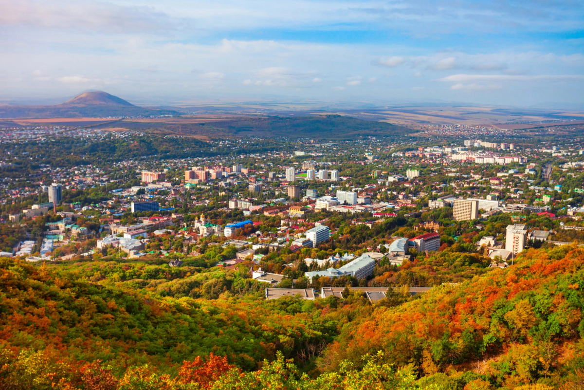 Пятигорск достаточно компактный, чтобы исследовать его пешком, но богат на достопримечательности, которые можно осмотреть за пару дней. Источник фото: www.shutterstock.com