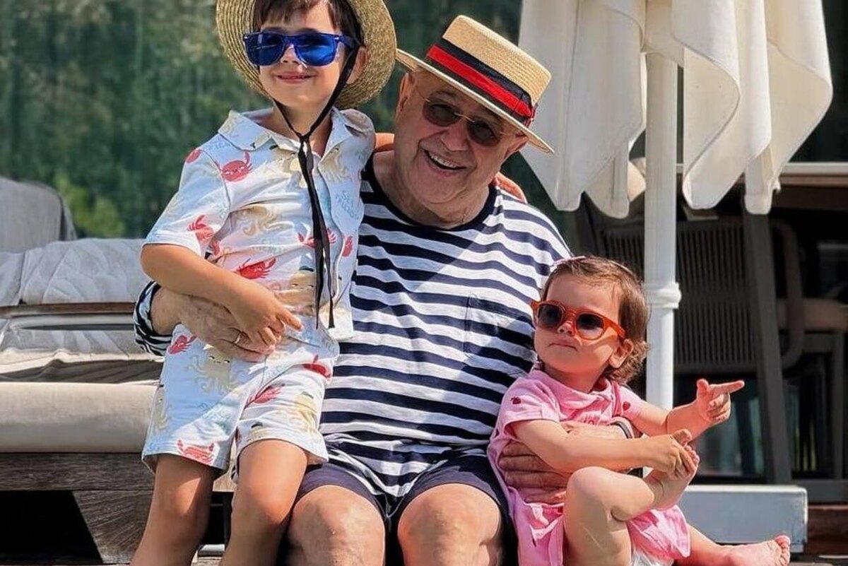    Евгений Петросян с детьми Соцсети