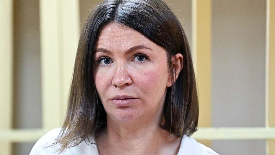 Если кто-то обвиняет вас в неухоженности, скидывайте фотки Блиновской. Имея состояние в 64 миллиарда рублей, она выглядела вот так. Ей тут 40 с хвостиком