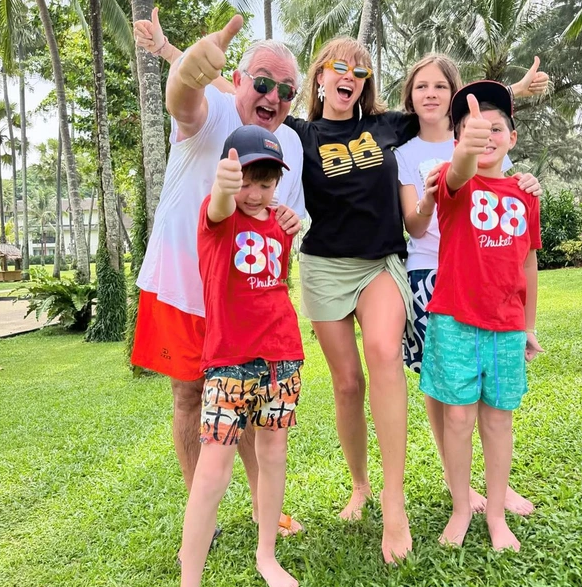 Дмитрий и Полина Дибровы с детьми