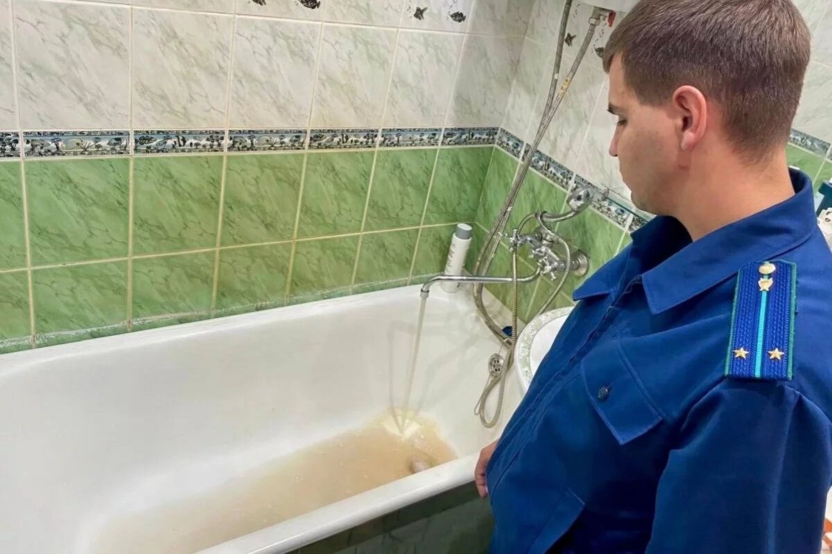    Вода с илом и песком два месяца идёт из крана жителей Вяземского