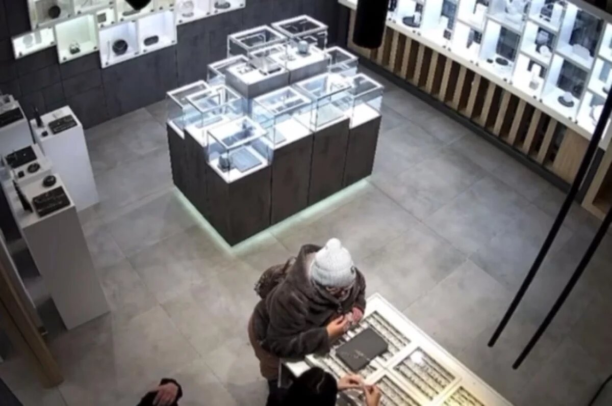    Красноярка крала золото из магазинов и продавала незнакомцам на улице