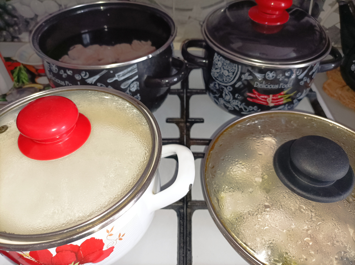 Суп, рис, индейка, манка - даже чайник негде было закипятить, пока не освободилась одна из конфорок 