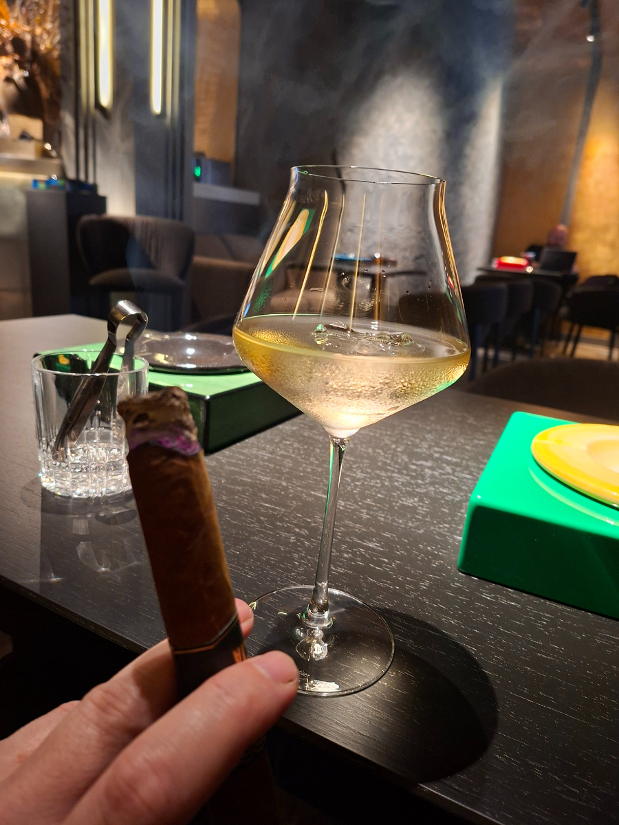 Удивительно. Я курил, сколько себя помню. Сначала визуально, наслаждаясь видом отца и его друзей.  И мне, как ребёнку, казалось, что это признак взрослости. Первая сигарета, утащенная из пачки у отца, была Salem, если что.  Потом, в 17 лет, когда это было неотъемлемой частью культуры медицинского социума, я начал курить всерьёз.  Думая, что это прибавляет мне вистов в понимании жизни и профессии. А потом, на скорой, это стало скорей необходимостью. На вызов-сигарета. Дальняя госпитализация-сигарета. Труп-сигарета. Курилка-сигарета тем более. Одну от другой прикуривал. Накуришься до одури и спать меньше хочется. До четырёх пачек за сутки. Неотъемлемая часть жизни. А бросил легко. За один день. Утром вдруг показалось, что мне не хочется покурить, а мне НАДО покурить. Есть разница. Я человек зависимый. Сильно зависимый от людей. И именно по этому меня так и стукнуло сильно. Что гигантское количество людей мной пытается управлять. Чтоб ещё и вещи мной управляли?  Злость на себя - великий мотиватор. С тех пор я курю только сигары.  Отдельное удовольствие. Некоторые говорят, мол, какая разница? Разница в том, что сигарета сиюминутна. А сигара требует уважения. И времени. Два  часа как минимум. И настроения. И я благодарен своим любимым, что они позволяют мне периодически раз в несколько месяцев насладиться. Не одиночеством. Просто удовольствием.