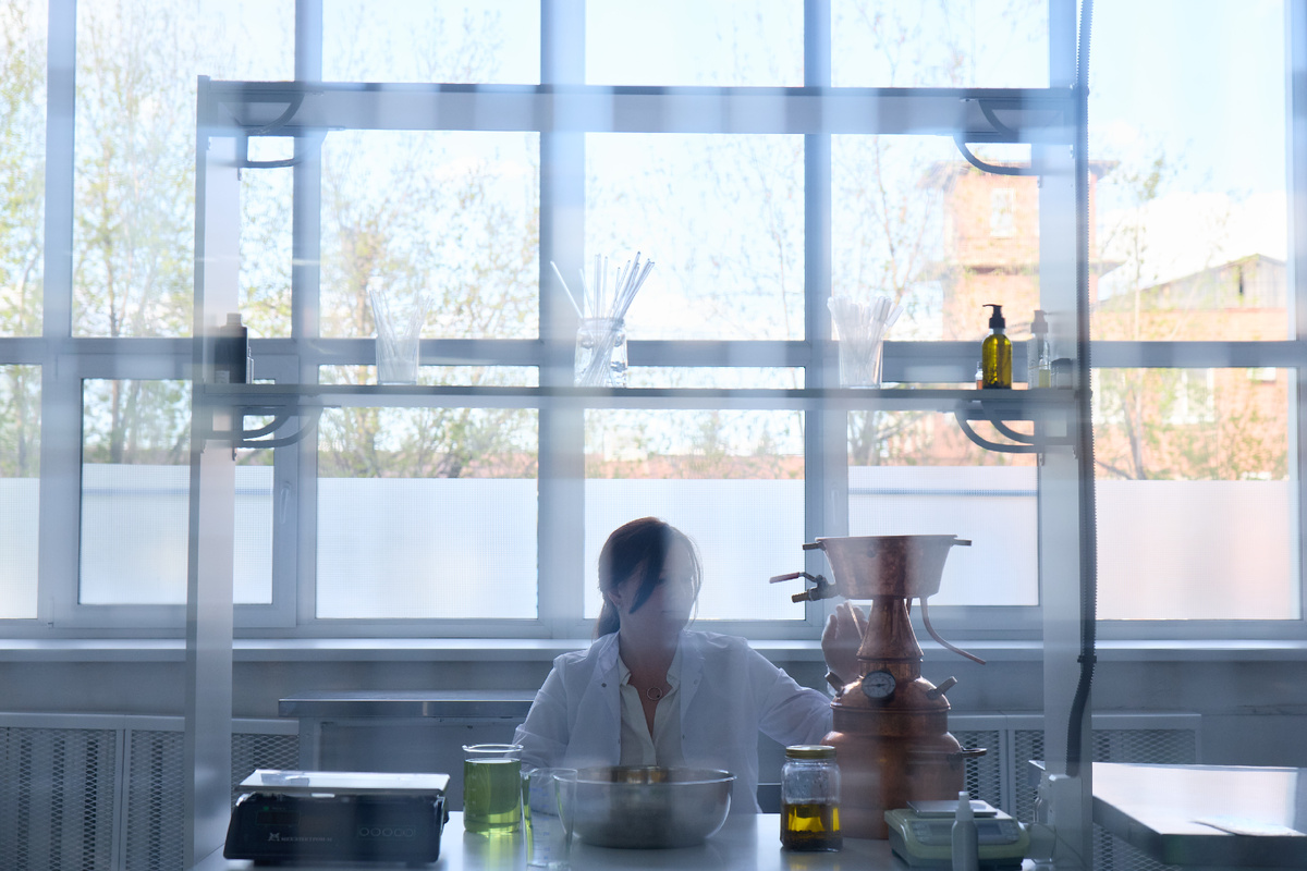 Основатель бренда Серафима Тужилина в лаборатории байкальской косметики