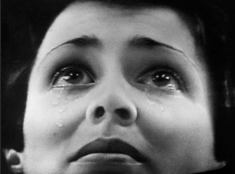 Лицо Родниной, стоящей на пьедестале во время зимней Олимпиады в американском городе Лейк-Плэсид.. 1980 год.