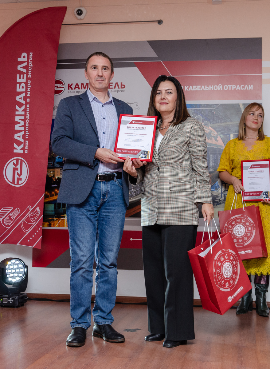 Свидетельство о занесении портрета на Доску почета А Н. Мялицыну вручила директор по персоналу Е. В. Мизева. 25.10.2024 г.