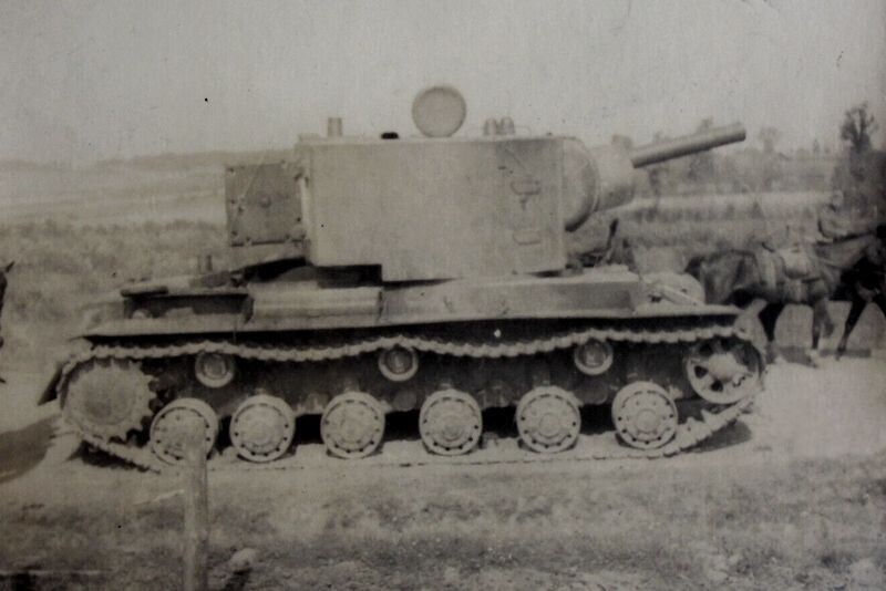 Танк КВ-2 под номером 28 из 21-го механизированного корпуса. Новоржев, июль 1941 года.