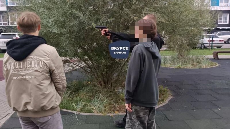     Юные преступники пробуют стрелять из пневматического оружия Телеграм-канал «В КУРСЕ 22»