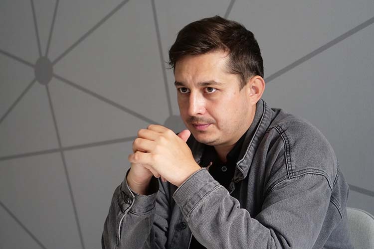    Теперь Заббаров должен вдохнуть новую жизнь в Тинчуринский театр, который долгие годы находится на обочине культурного процесса, сохраняя при этом неформальный статус татарского театра номер два.   
Фото: Надежда Евдокимова