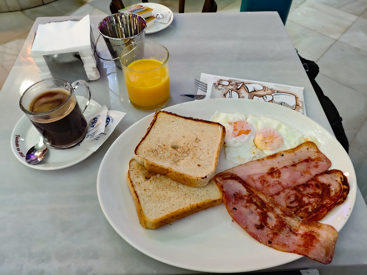 Завтрак в городе Луго.