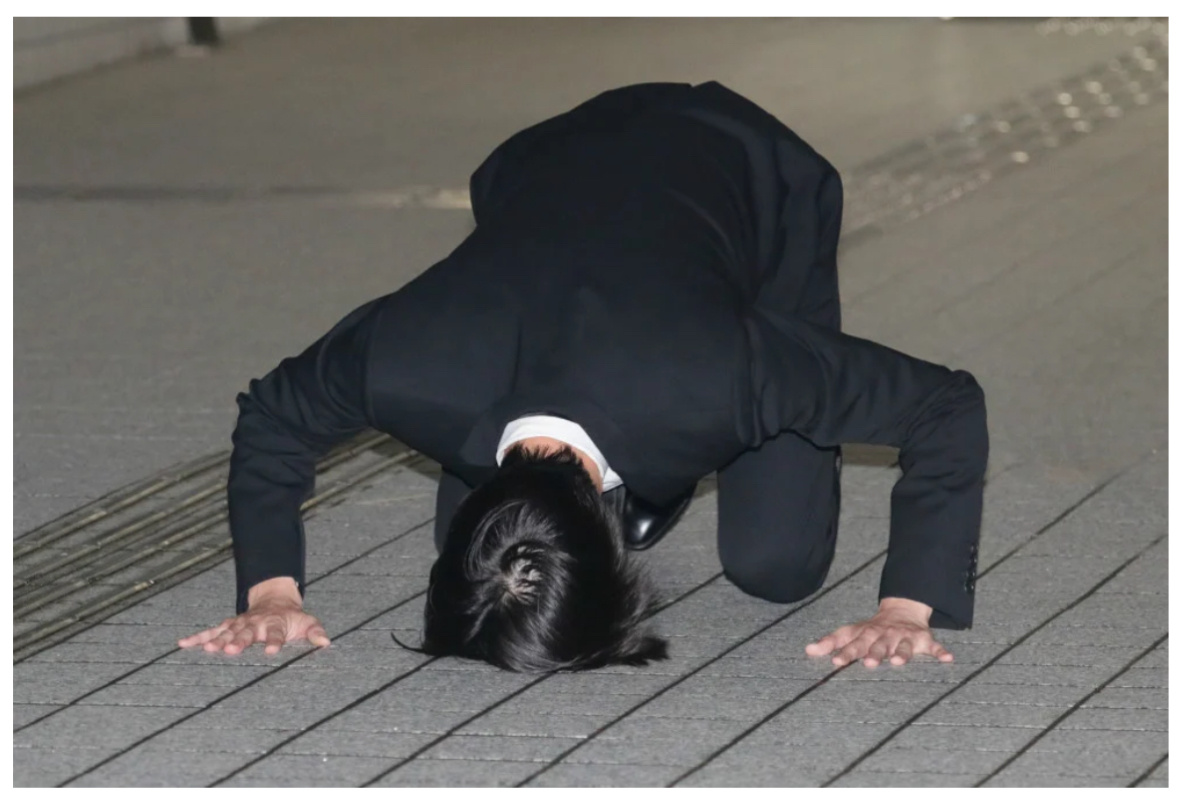 Например, так в 2019 году вставал на колени перед прессой Джунносукэ Тагучи, бывший член идол-группы KAT-TUN. Изображение из свободного доступа.