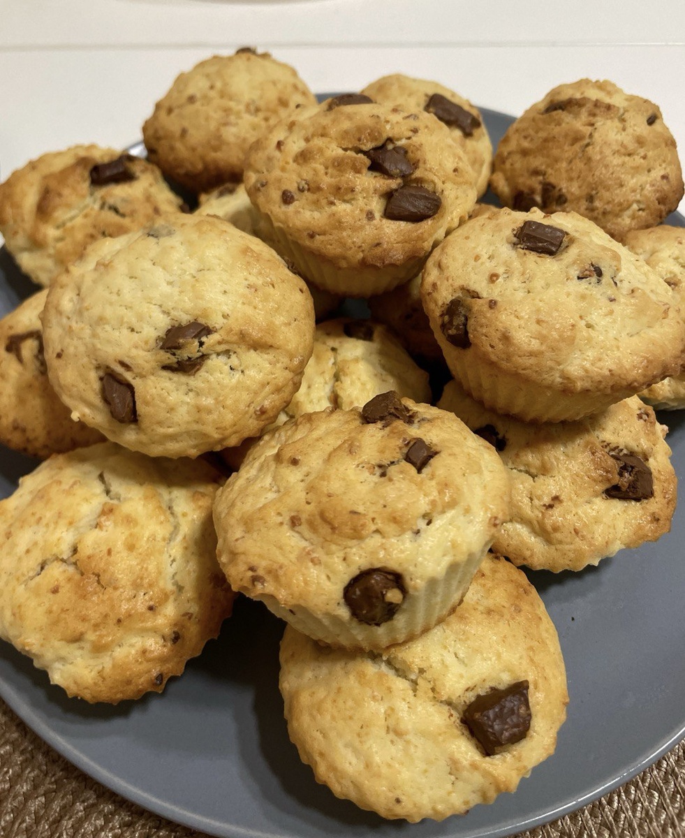 Творожные кексы с шоколадом "Алёнка" — рассыпчатые, с легкой хрустящей корочкой.