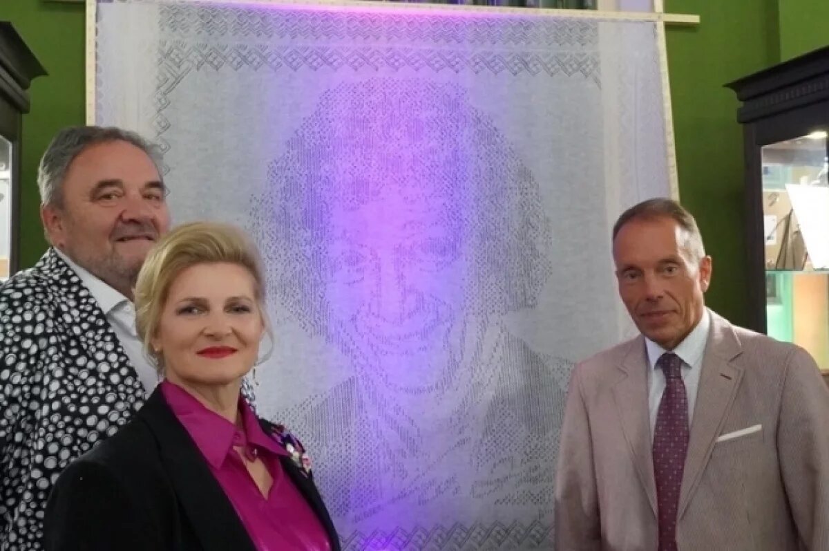    Подарок создан мастерицами оренбургской фабрики пуховых платков.