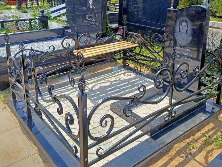 Изящное оформление женской могилы «под ключ».