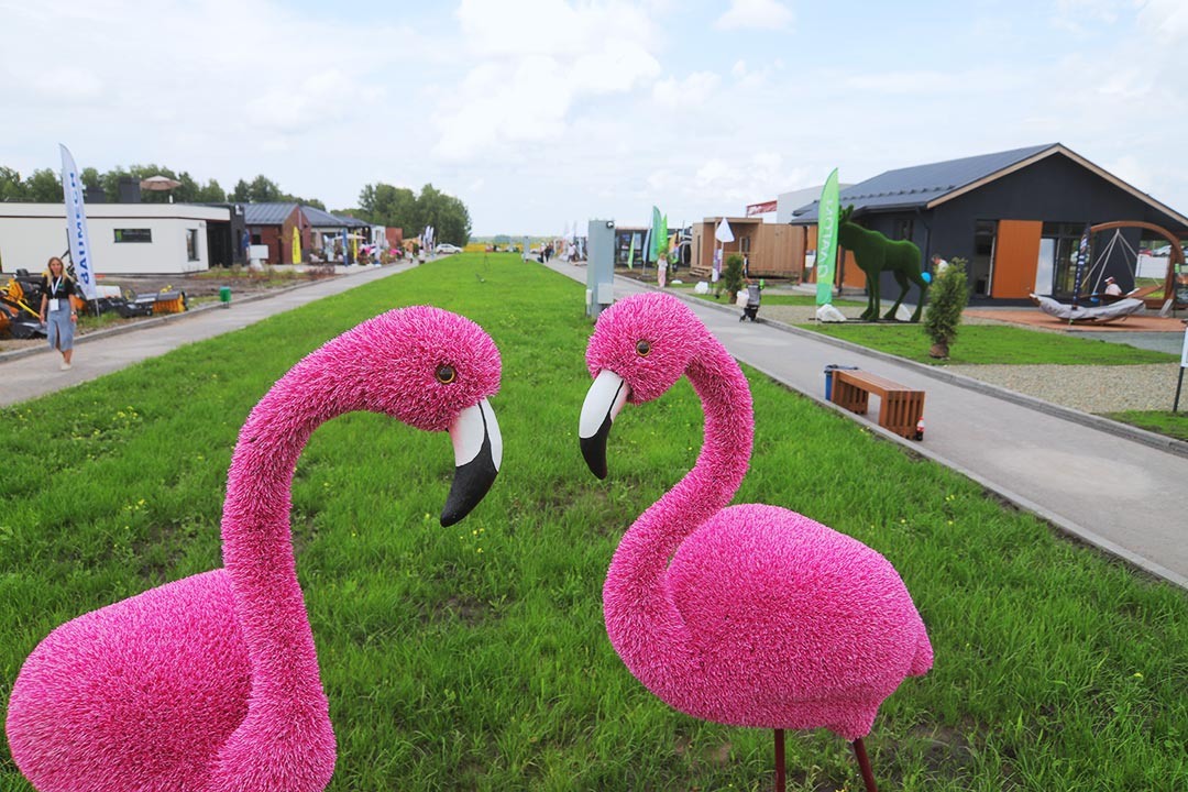    Инсталляция на главной улице выставки. Фото: Михаил Периков