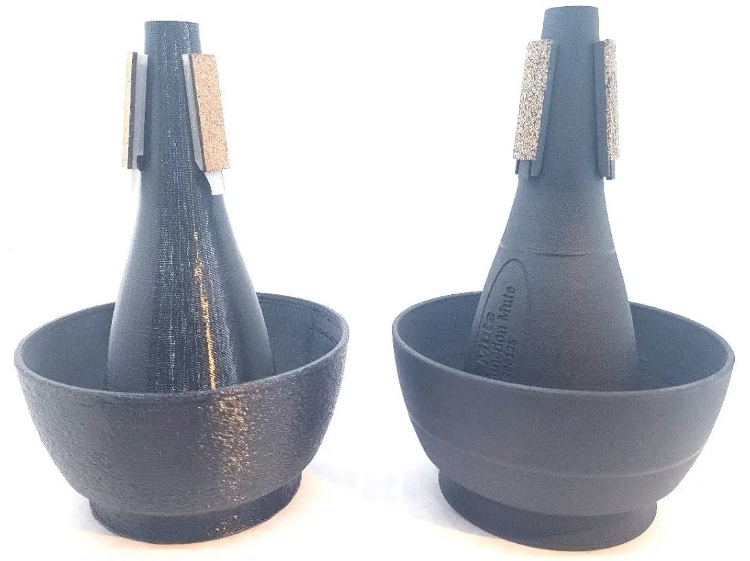 Первые проекты Соберальски были напечатаны на FDM 3D-принтере (слева), что потребовало обширной постобработки. Его напечатанные на SLS 3D-принтере сурдины (справа) обеспечили ему необходимую свободу дизайна и точность размеров без заметных линий слоев, которые нужно шлифовать.