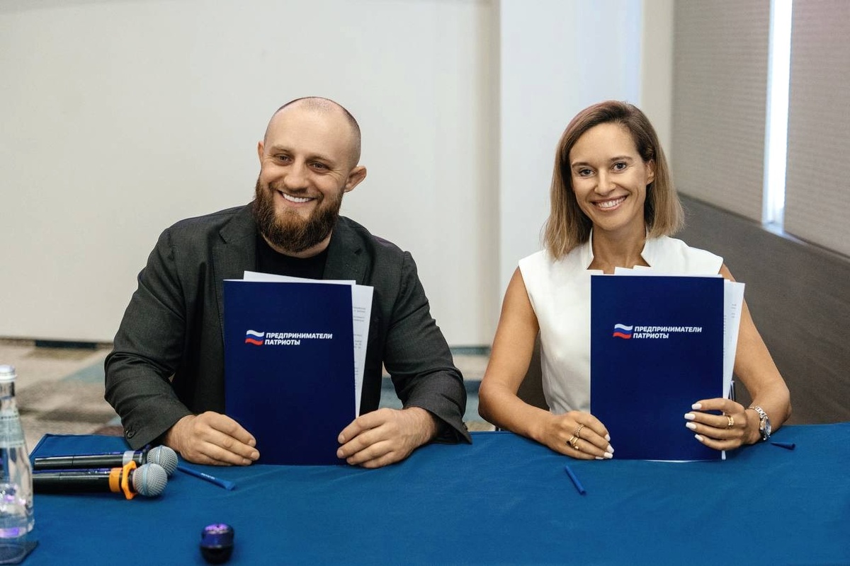 Соглашение зафиксировали старший вице-президент Промсвязьбанка Ирина Жимерина и Вячеслав Варяников