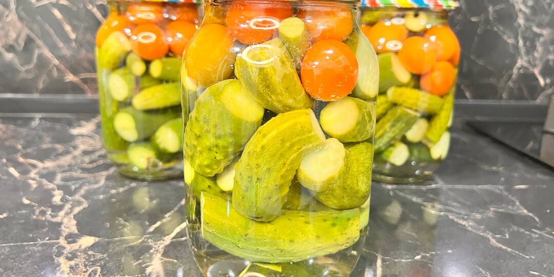 Простой и вкусный рецепт ассорти на зиму из огурцов и помидоров