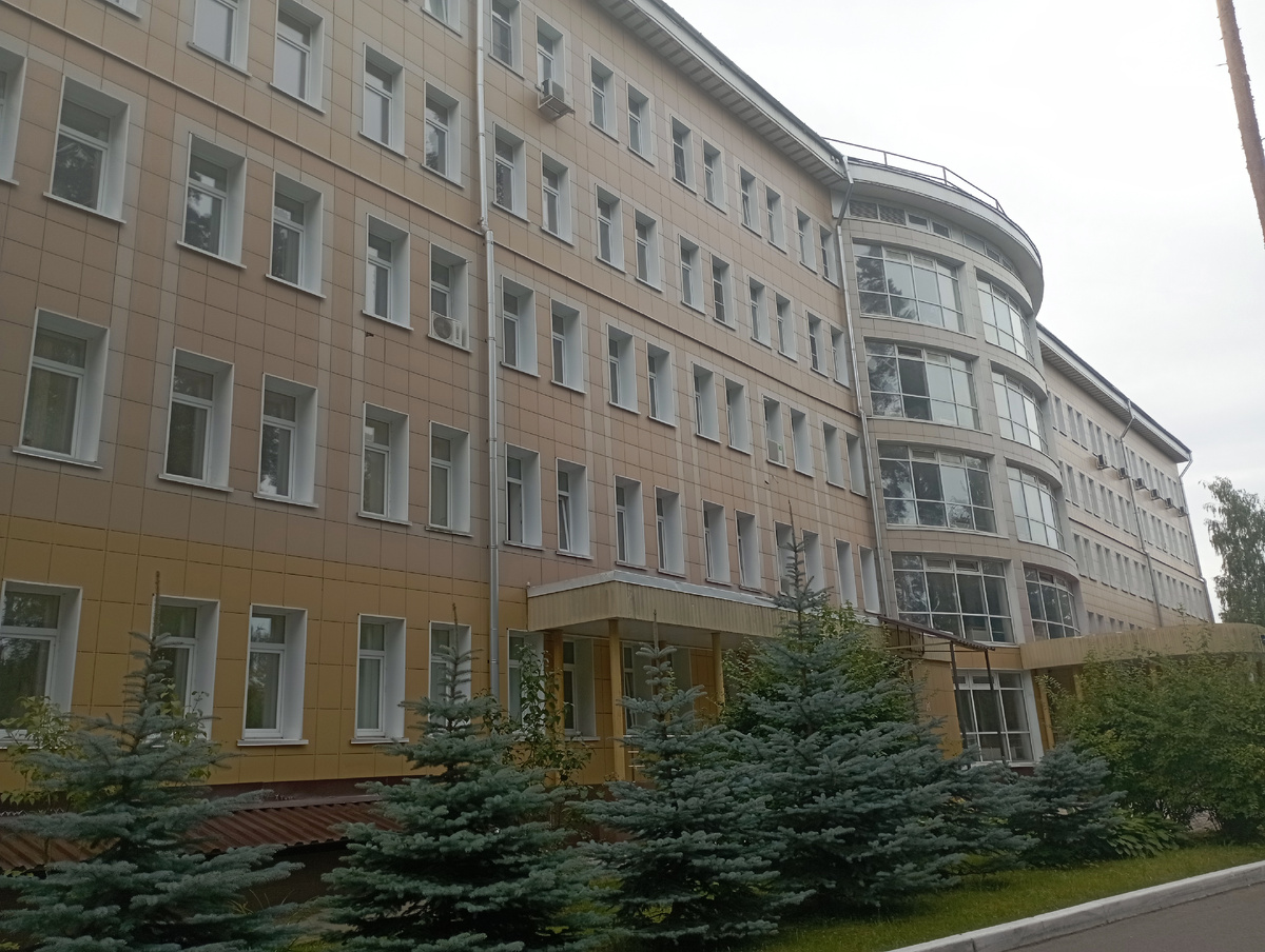 Это только со стороны Центрального входа в роддом. 