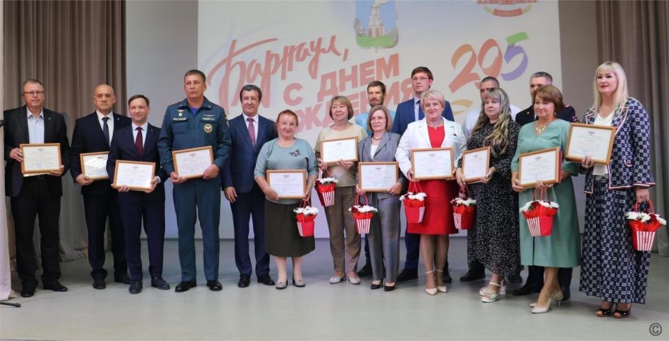    Обновление Доски Почета в Железнодорожном районе Барнаула. Источник: barnaul.org