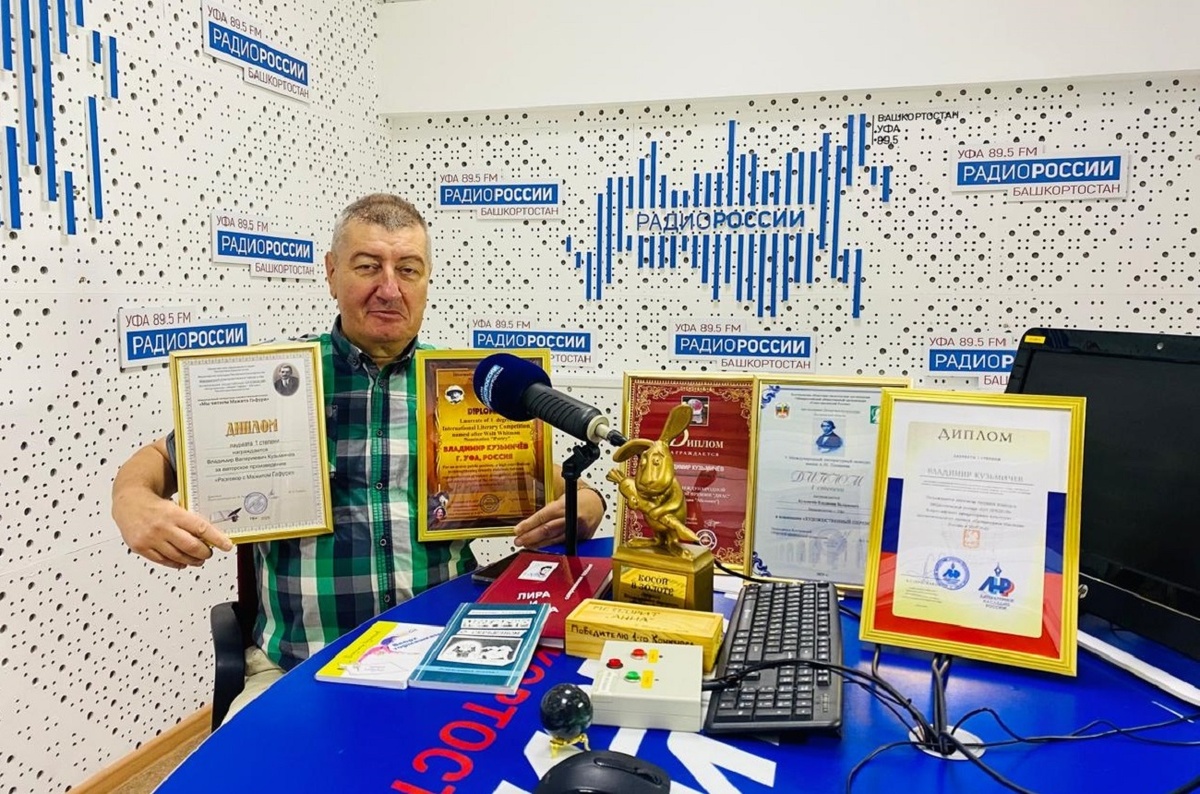    В "Переплете" поэт Владимир Кузьмичев представит "парад дипломов"