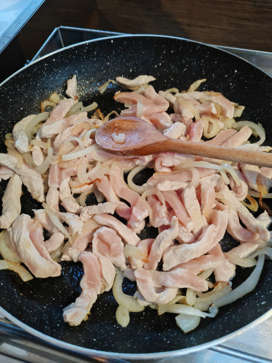 Лук побелел, добавляем свинину. Перемешиваем на сильном огне до готовности.