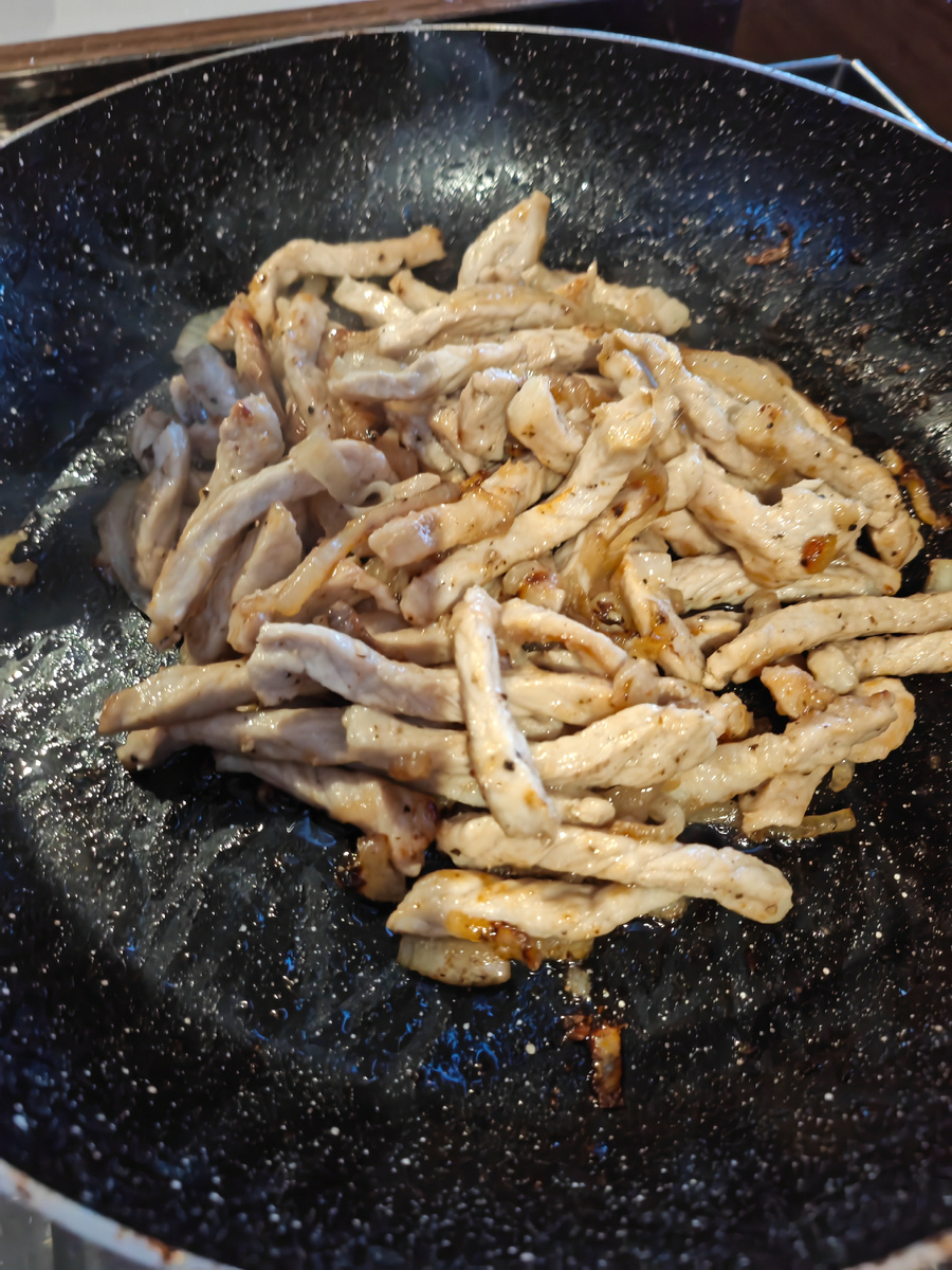 Свинина готова и отдыхает в горочке перед подачей.