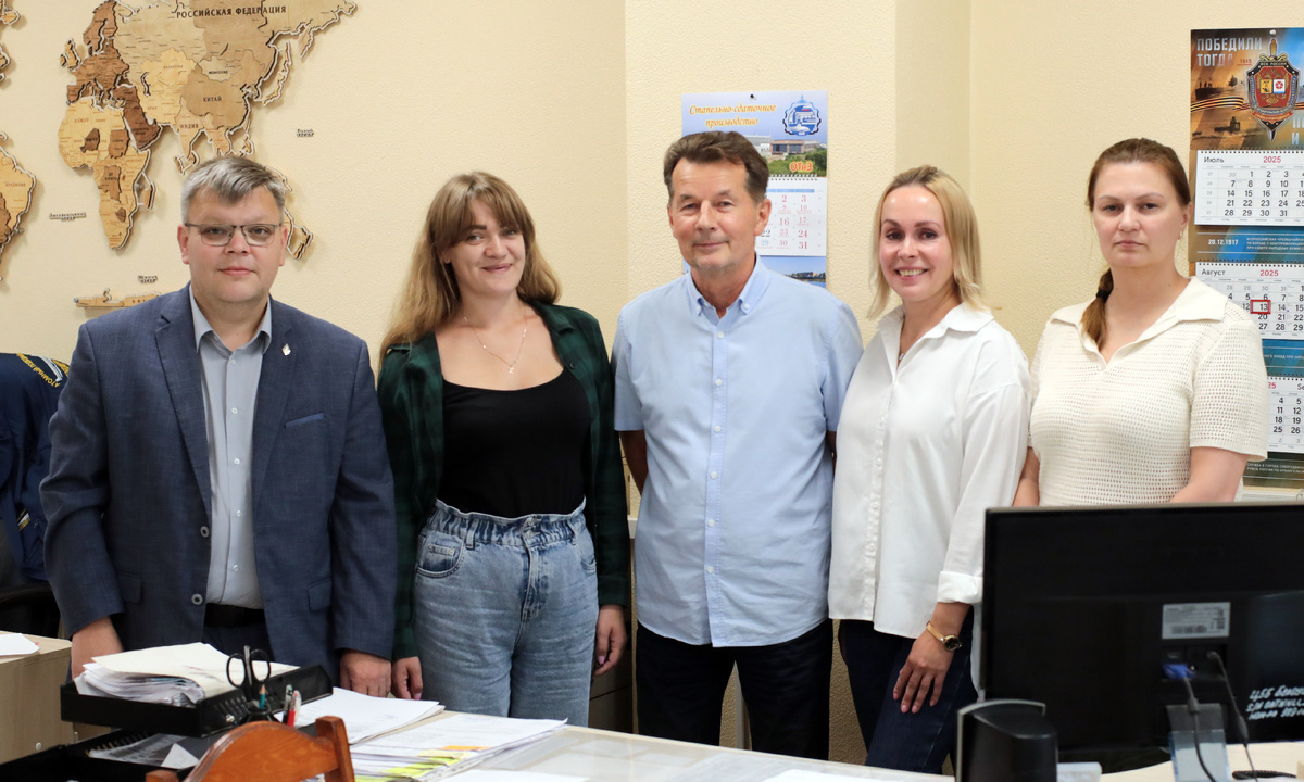 В хорошем коллективе и работать комфортно. Виталий Ширанов в центре.