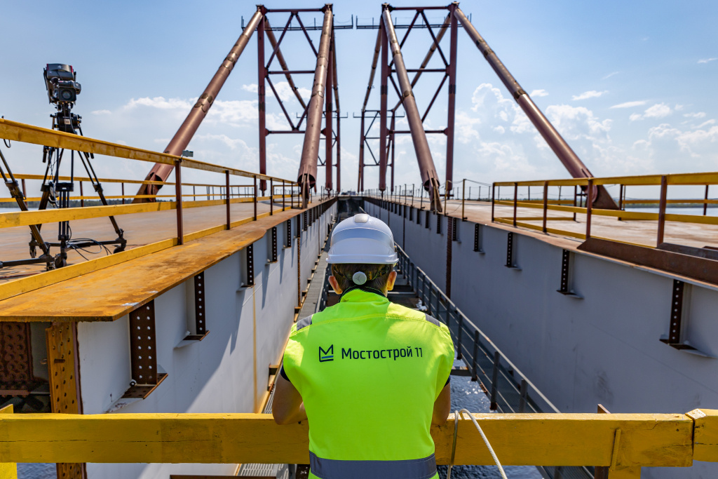    Cтроительство моста через Обь в районе Сургута близится к завершению