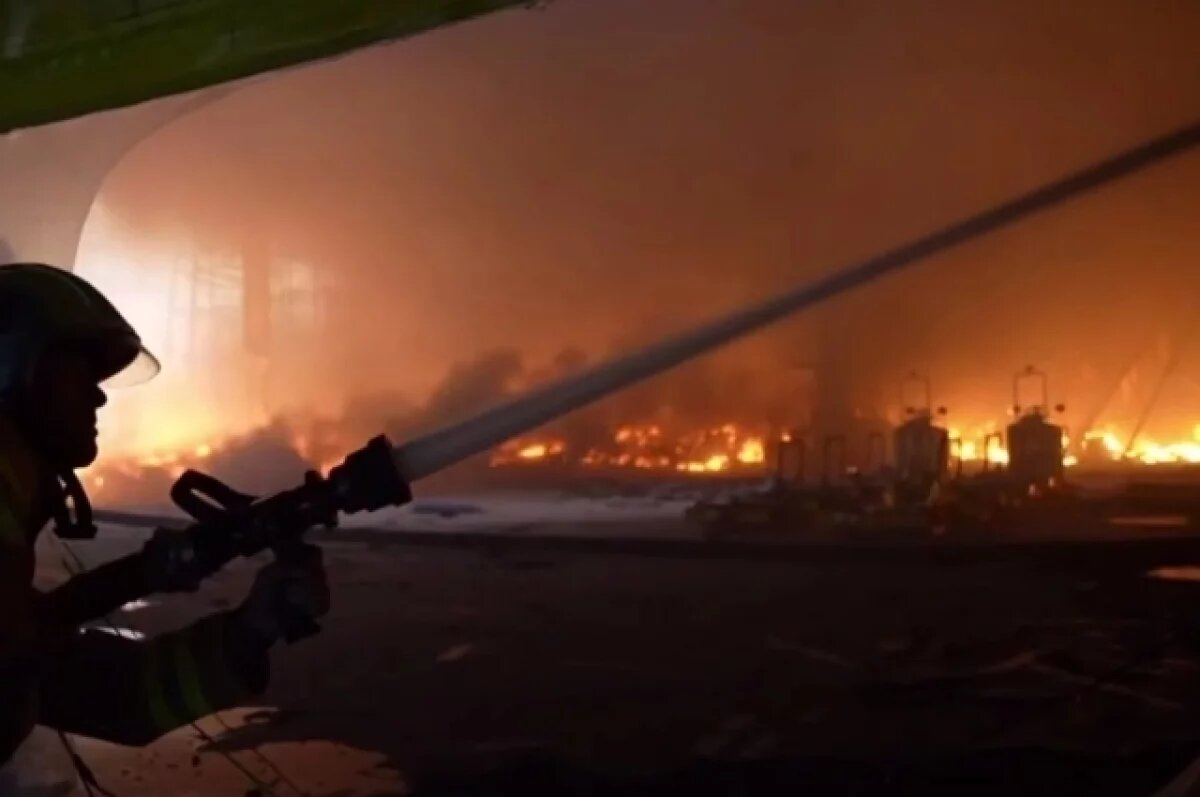    Загоревшийся после взрывов завод в Мукачеве не могут потушить более суток