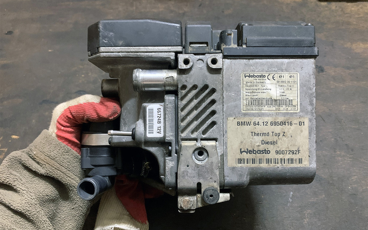 RomsikH / Drive2📷Обычно подогреватель монтируется под капотом. Питание подается от бортовой сети, а топливо поступает из бензобака машины