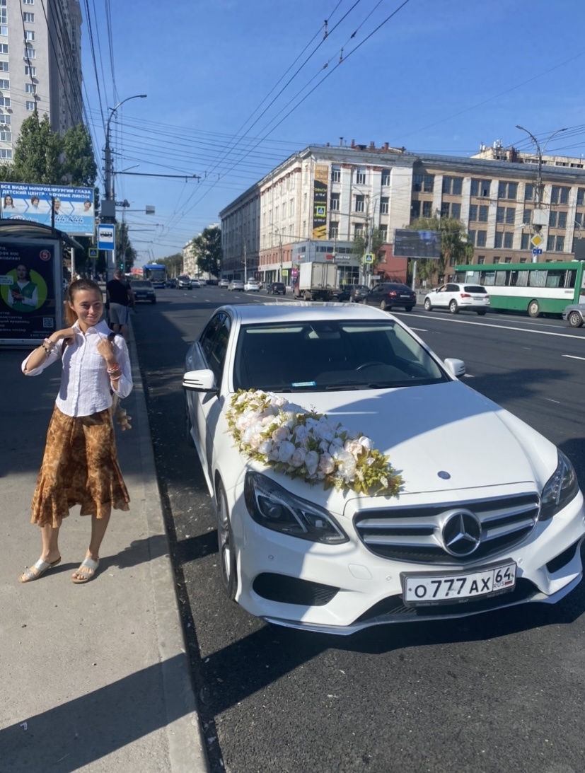 подумали, я замуж опять вышла? 😅 да нет, просто вышли из ворот, а тут машина свадебная!) решили сфотографироваться 💕