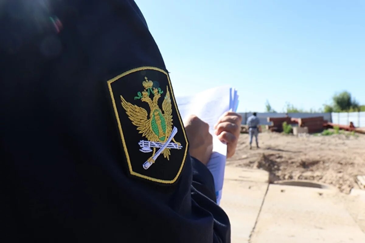    У жительницы Самары соседка поставленным забором захватила часть участка