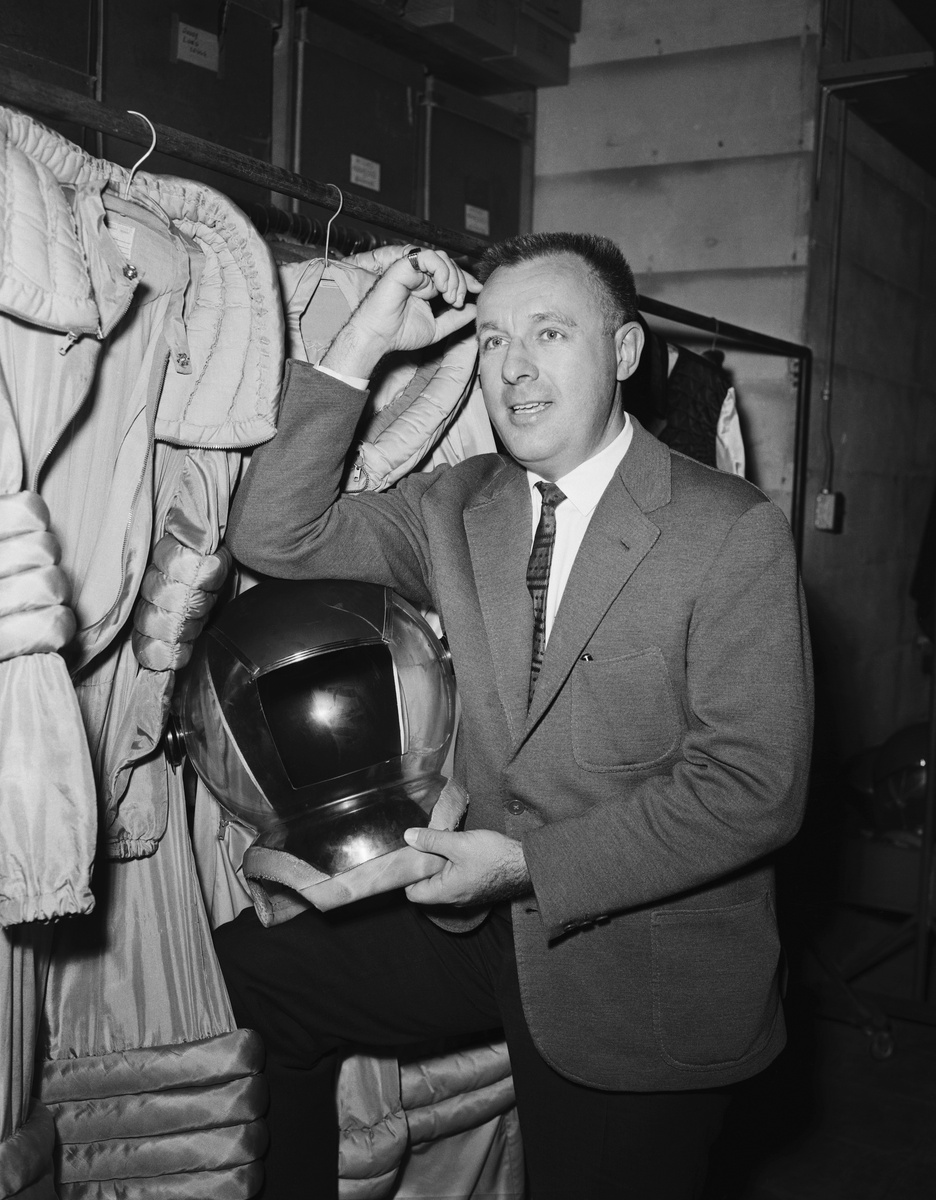    Брэдбери решил стать писателем ещё в подростковом возрасте. Позднее он рассказывал, что надеялся обрести бессмертие благодаря своим произведениям. Семья Брэдбери жила небогато, и он не мог позволить себе колледж. Вместо этого юноша в течение десяти лет ходил в библиотеки и обучался самостоятельно / Gettyimages.ru