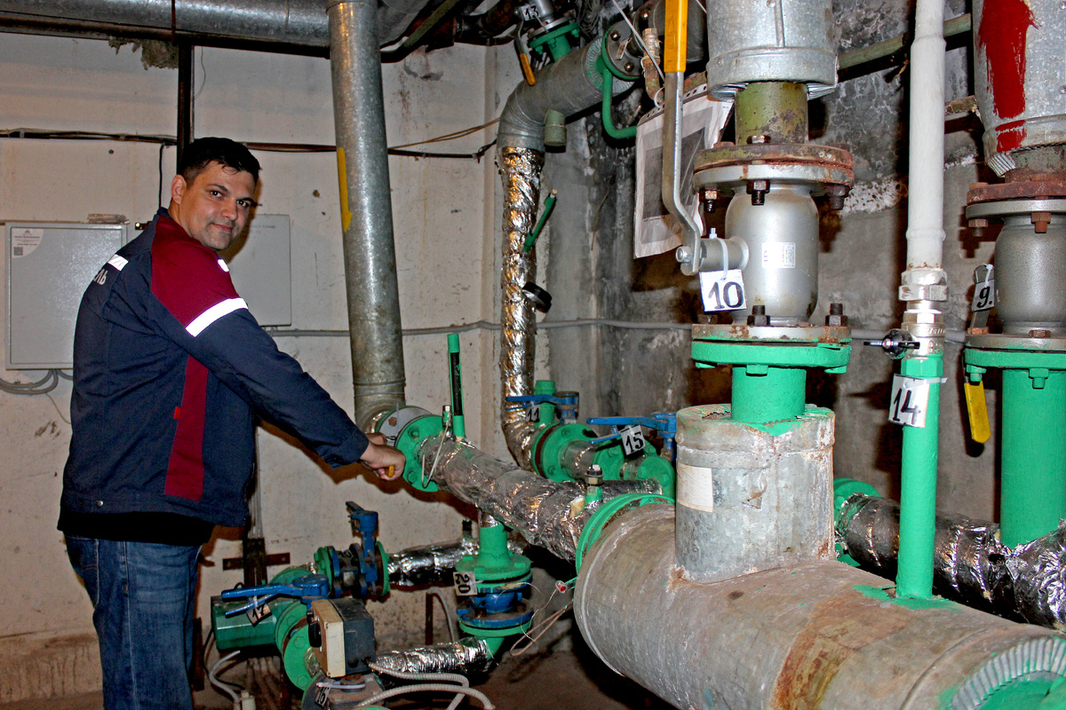 Ведущий инженер А. А. Симаков проверяет надежность теплового узла 