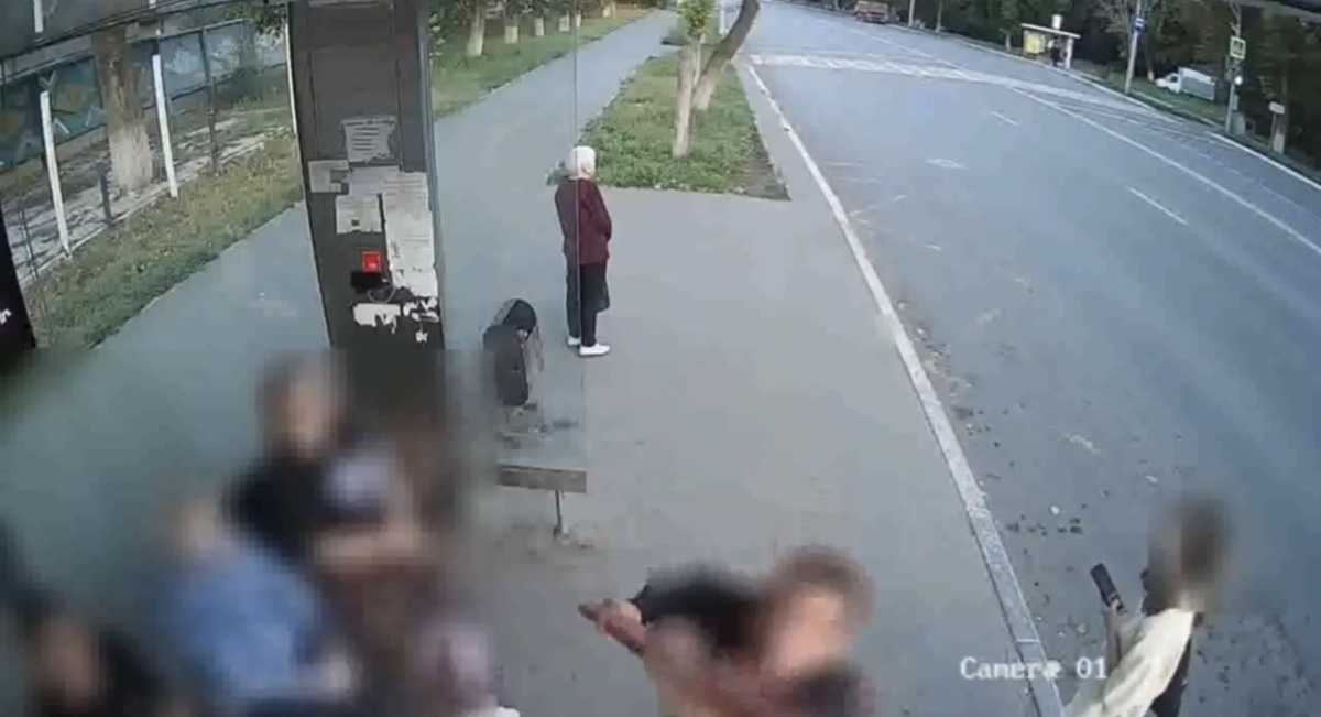    В Оренбурге вандалы снова напали на «умную» остановку