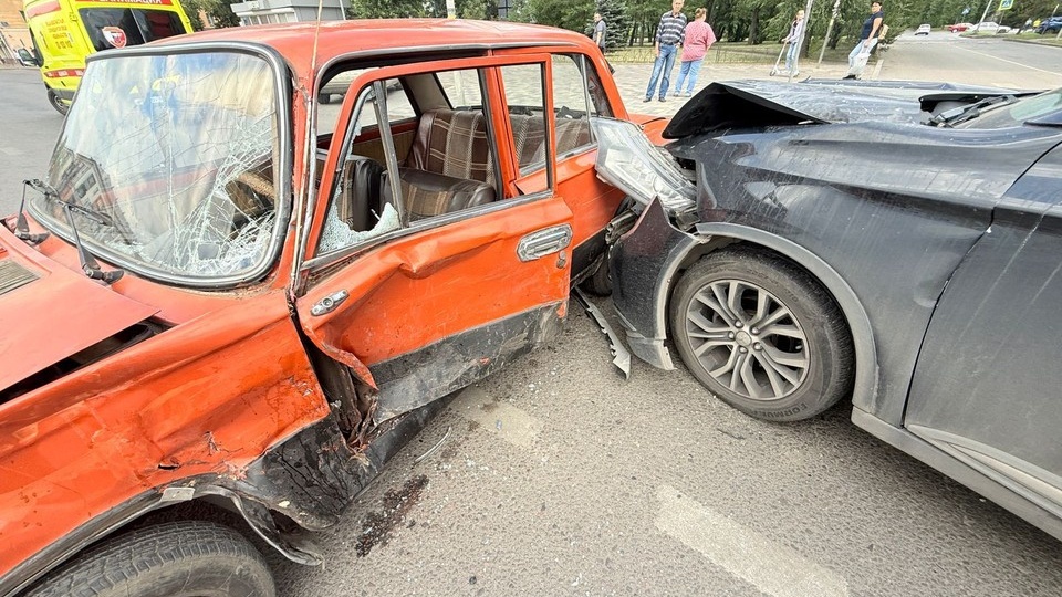 Два пенсионера пострадали в столкновении автомобилей в Липецке