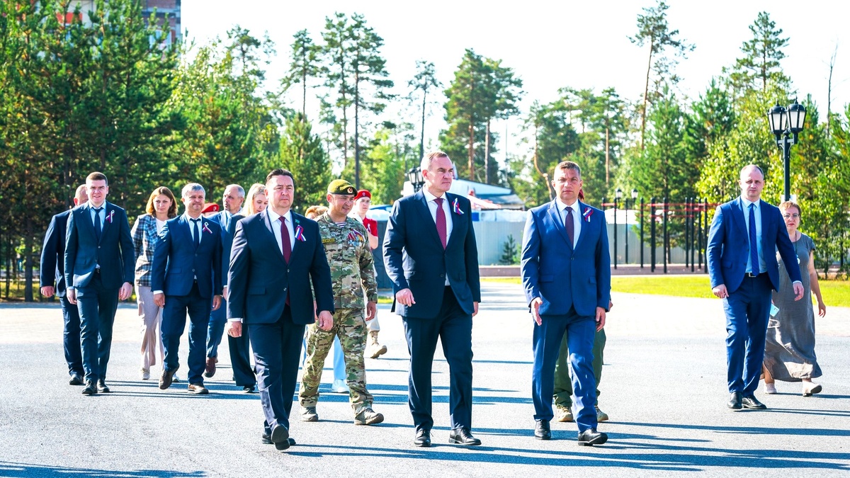    Руслан Кухарук посетил церемонию поднятия Государственного флага в Когалыме